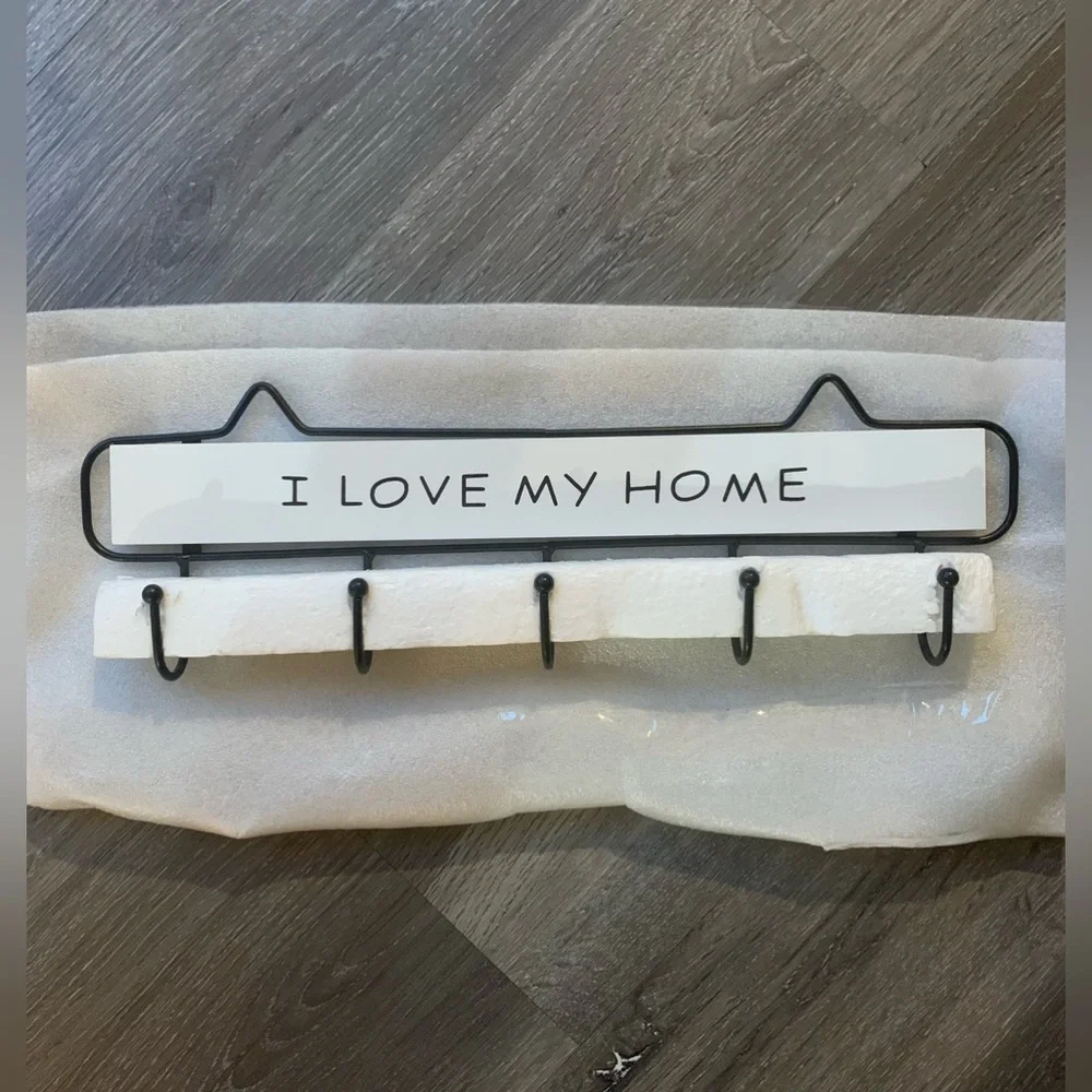Wall Mounted Key Holder, Wooden Retro Farmhouse Wall Decorative Rack- White NWT